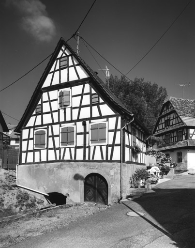 La maison d'habitation. Vue de trois quarts.