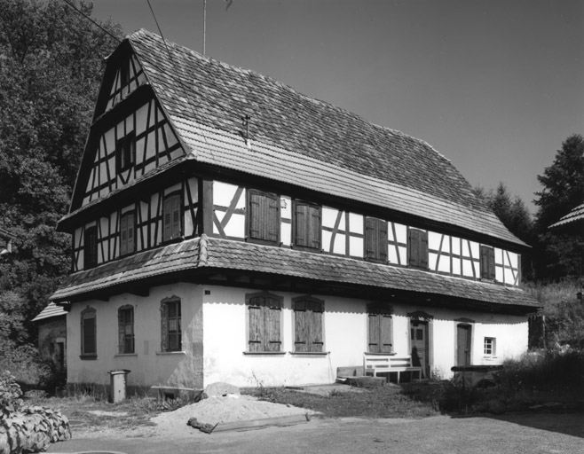 Le bâtiment de meunerie, actuellement maison : vue de trois quarts.