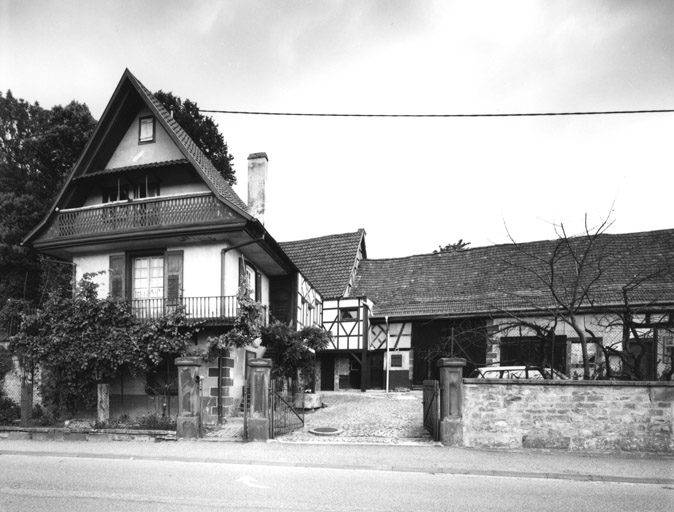 Ferme. Vue d'ensemble.