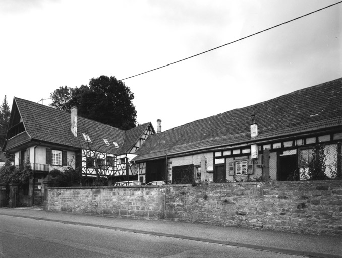 Ferme. Vue de trois quarts.