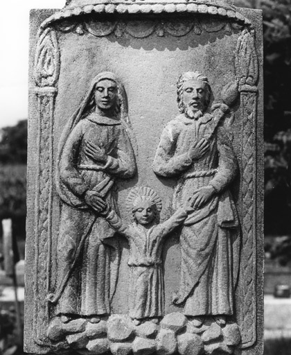 Détail du bas relief : la sainte famille.