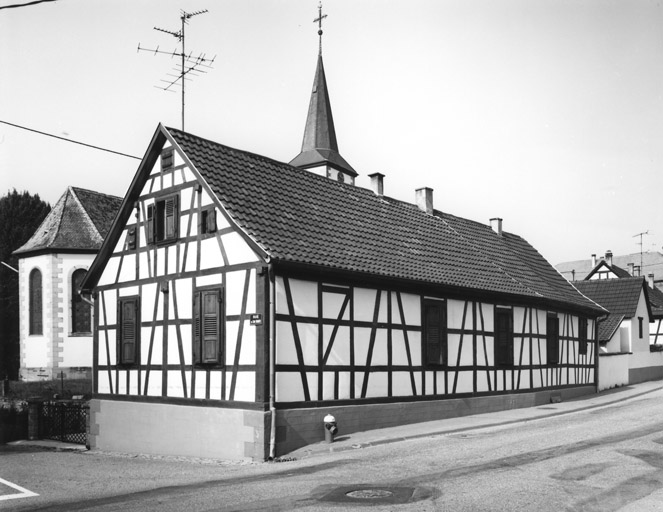 Ecole catholique actuellement maison. Vue des façades sur rue.