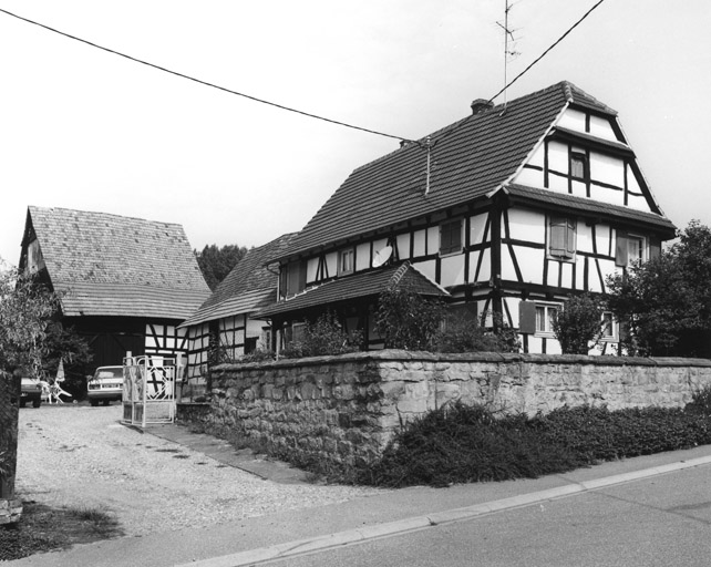 Logis : vue d'ensemble de trois quarts gauche.