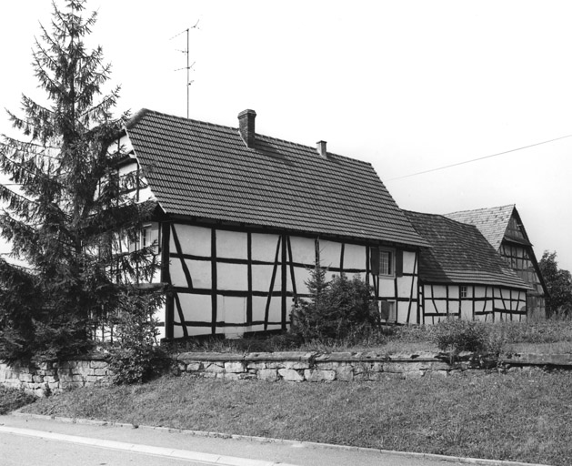 Logis : vue d'ensemble de trois quarts droit.