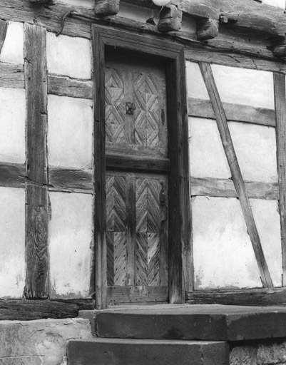 Vue de la porte d'entrée à losanges.