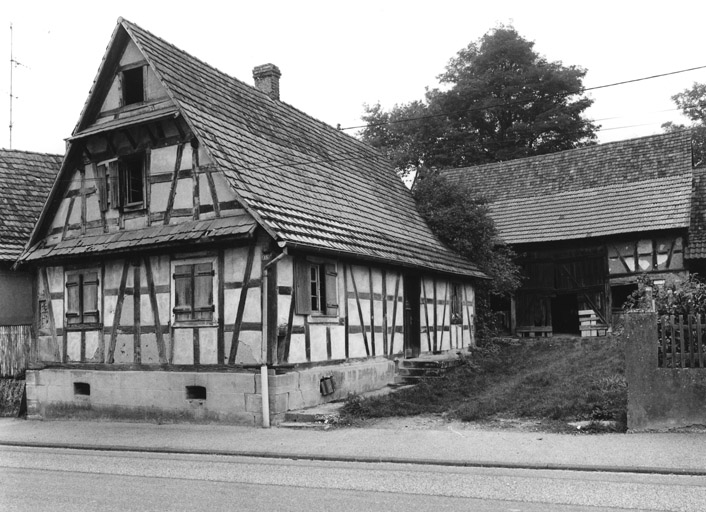 Ferme : Principale (rue) 15, à Oberroedern. Vue de trois quarts.