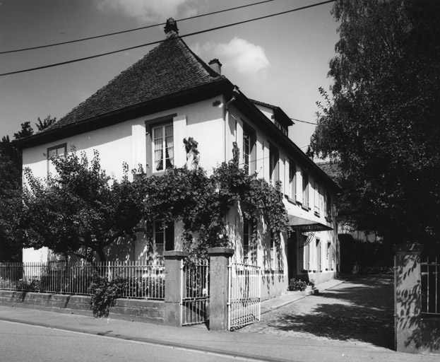 Vue d'ensemble de trois quarts droit depuis la rue.