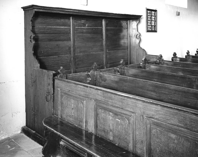 Vue d'ensemble du banc de temple à dossier surmonté d'un dais.