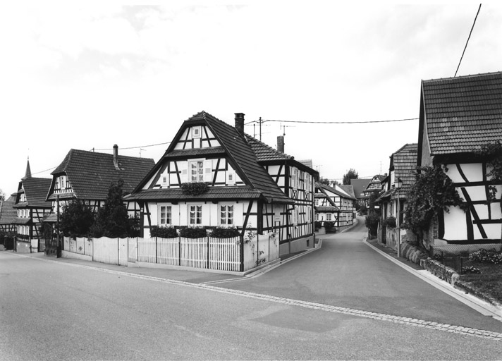 Vue générale du carrefour de la rue Principale avec la rue de l'Ange. Au centre : la ferme No 71.