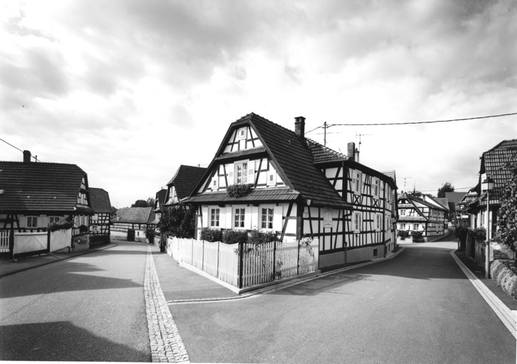 Carrefour de la rue Principale et de la rue de l'Ange à Hunspach.