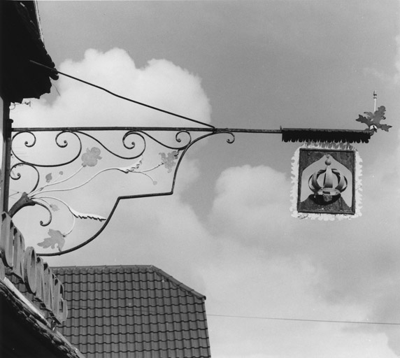 Restaurant A la Couronne, Principale (rue) 59. Vue de l'enseigne.