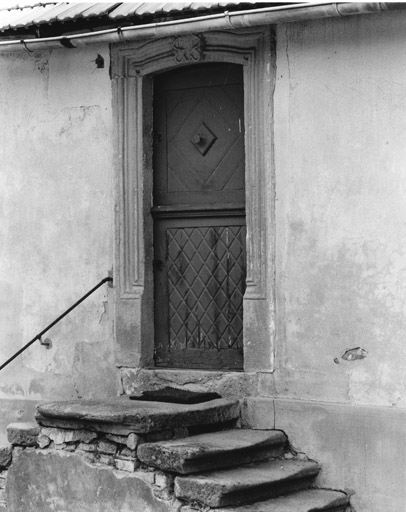 Maison de tailleur de Pierre, Principale (rue) 20. Porte sculptée.