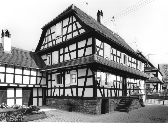 Façade sur cour du logis trois quarts.