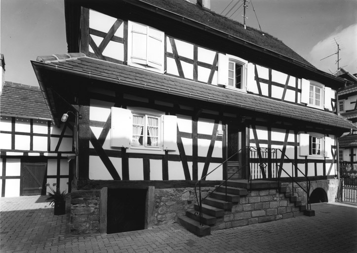 Façade principale sur cour.