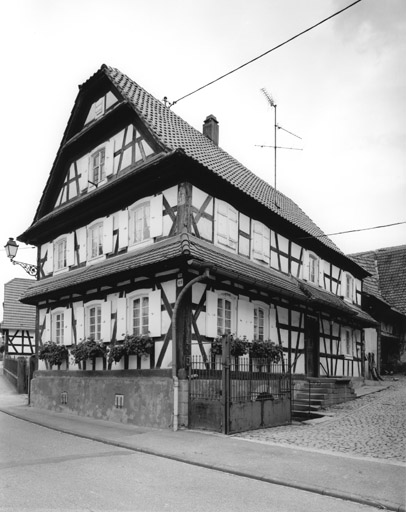 Vue de la maison de trois quarts.