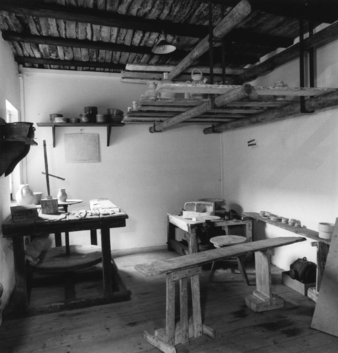 Musée de la poterie (non étudié) : Kuhlendorf (rue de) 2. Vue du tour du potier et du séchoir.