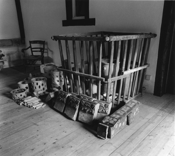 Musée de la poterie (non étudié) : Kuhlendorf (rue de) 2. Vue des cassettes, conteneurs ajourés dans lesquels les pièces fines sont posées.