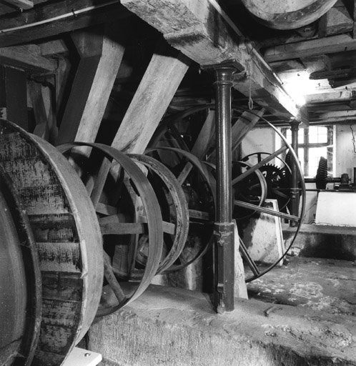 Bâtiment de meunerie : roues et axe d'entraînement principal.