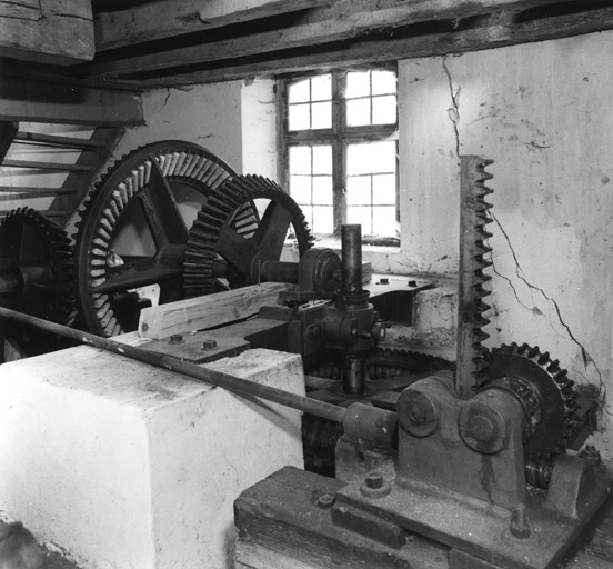 Bâtiment de meunerie : engrenages et commande de la vanne d'eau.