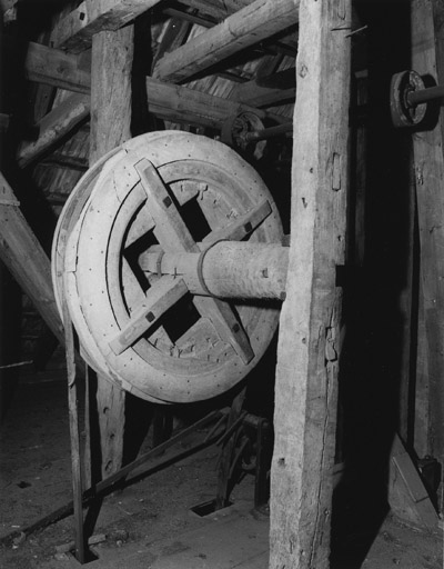 Bâtiment de meunerie : roue du monte-charge.