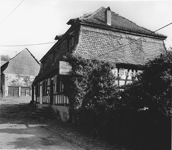 Bâtiment annexe à l'entrée de la cour.