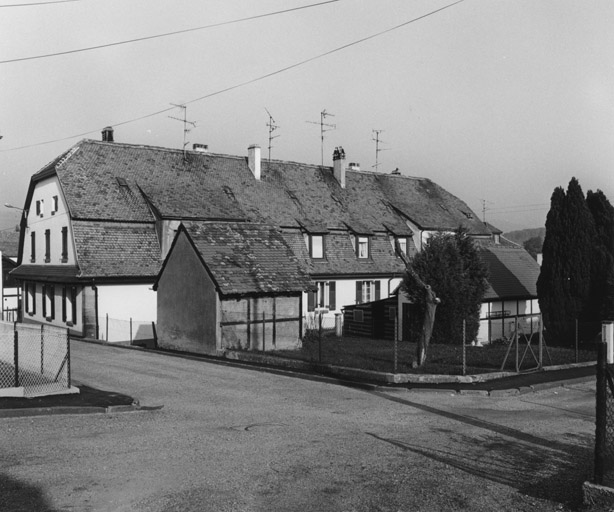 Ancien logis de la ferme Boussingault, transformé en immeuble de six logements : vue d'ensemble.