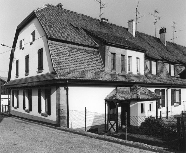 Ancien logis de la ferme Boussingault transforme en immeuble de six logements: détail.