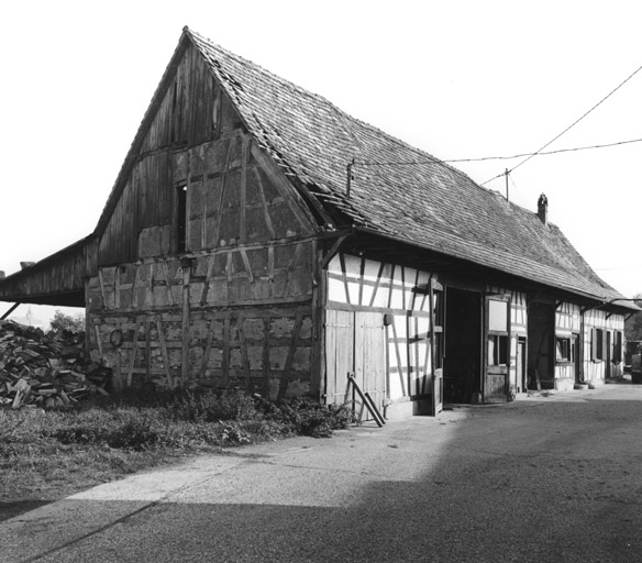 Le bâtiment annexe : vue d'ensemble trois quarts gauche.