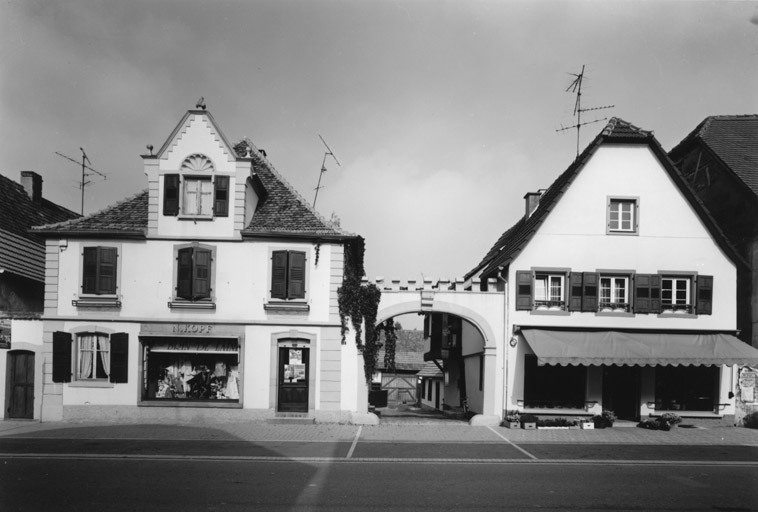 Ferme : Barons-de-Fleckenstein (rue des) 10, 12. Vue d'ensemble avec porte charretière.