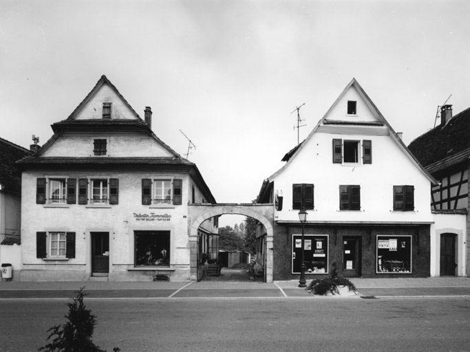 Ferme : Barons-de-Fleckenstein (rue des) 12, 14. Vue d'ensemble avec porte charretière.