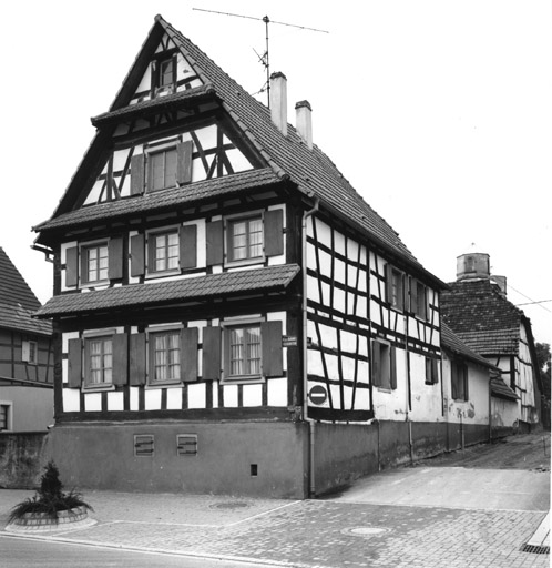 Ferme : Barons-de-Fleckenstein (rue des) 37. Vue de trois quarts droit.