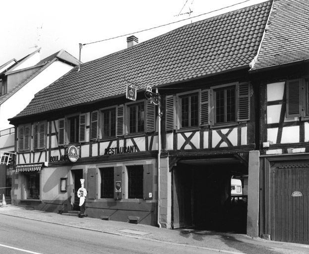 Façade sur rue, de trois quarts droit.