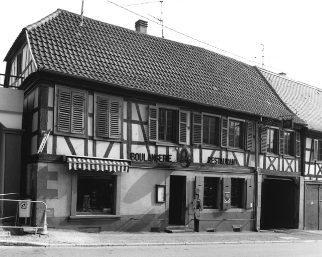 Façade sur rue, de trois quarts gauche.