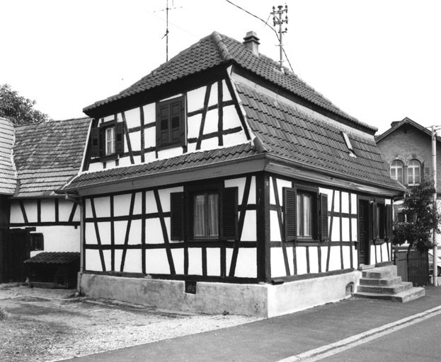 Ferme : Pechelbronn (rue de) 4. Vue de trois quarts gauche.