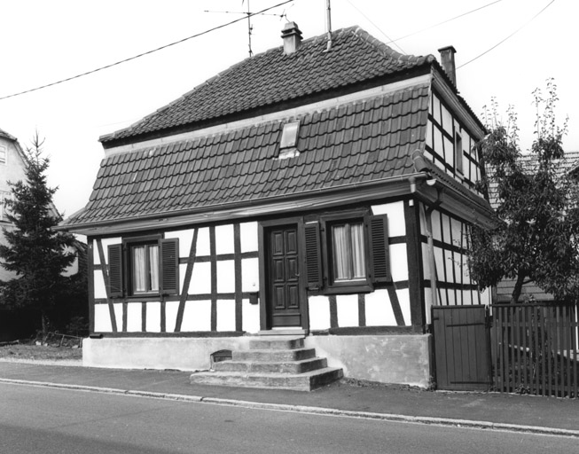 Ferme : Pechelbronn (rue de) 4. Vue de trois quarts droit.