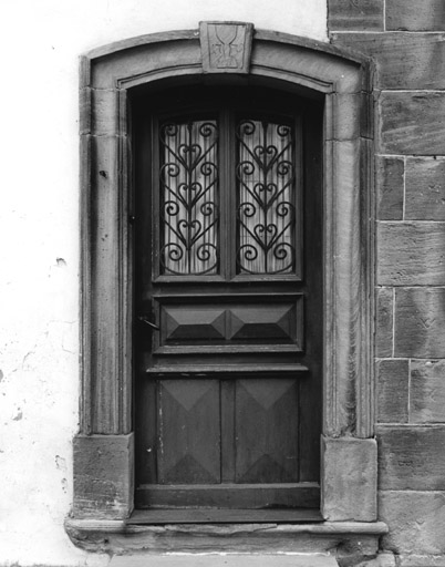 Détail porte donnant sur l'enclos de l'église