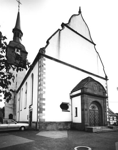 Façade à pignon chantourné.