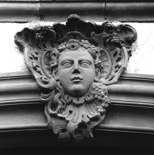 Mascaron (le Printemps ?) ornant les fenêtres de la façade postérieure.