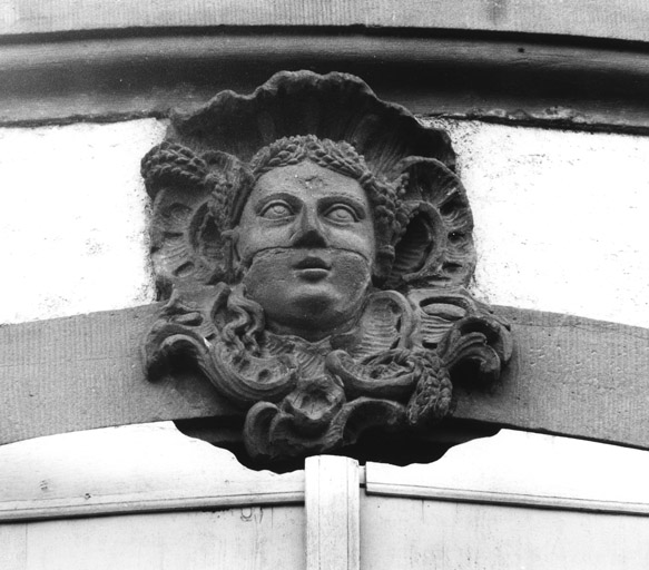 Mascaron (l'Eté ?) ornant les fenêtres de la façade postérieure.