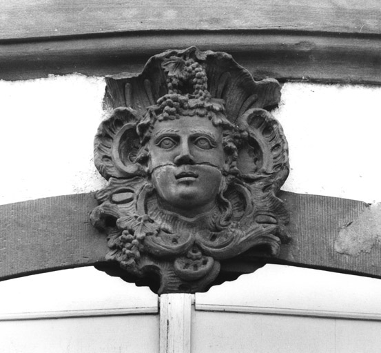 Mascaron (l'Automne ?) ornant les fenêtres de la façade postérieure.