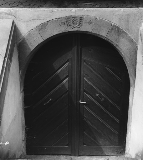 Vue d'ensemble de la porte de cave.