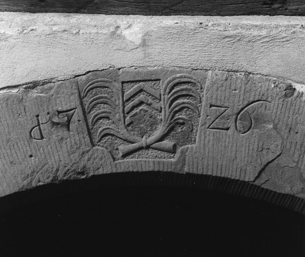 Détail de la date sur la porte de la cave avec les armes de la famille de Hanau.