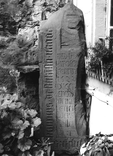 Fragment de monument sépulcral entreposé dans le jardin et daté.