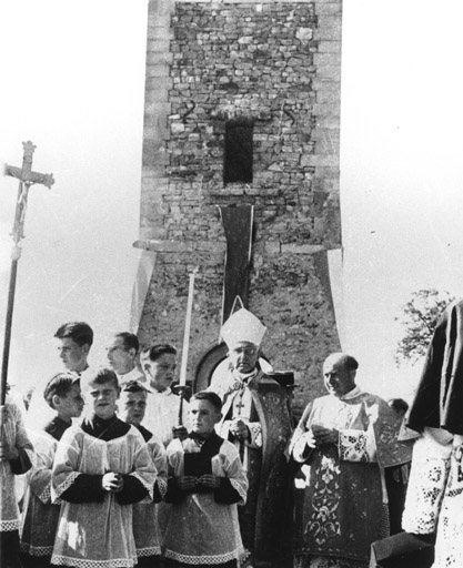 Le clocher, vestige de l'ancienne église, lors de la cérémonie de pose de la première pierre de l'actuelle église.