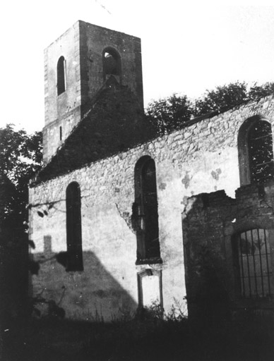 L'ancienne église lors de sa destruction.