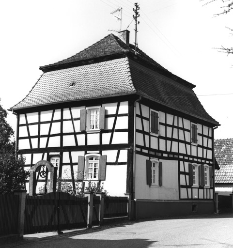 Ferme, saint-Arbogast (rue). Vue d'ensemble de trois quarts avec le puits.