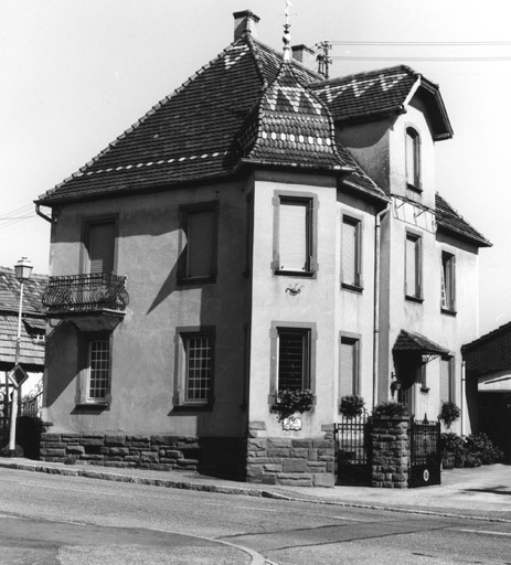 Vue du logis sur rue de trois quarts.