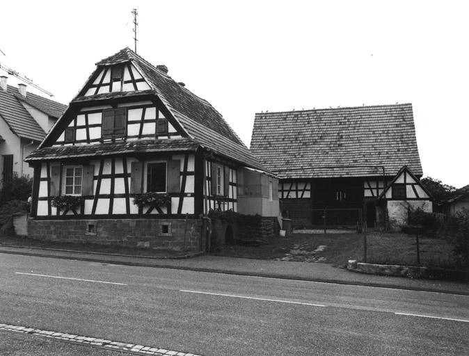 Ferme, Docteur-Deutsch (rue du) 27. Vue d'ensemble avec la grange.