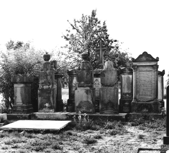 Cimetière : Vue d'ensemble du carré de tombes anciennes regroupées dans un coin du cimetière.