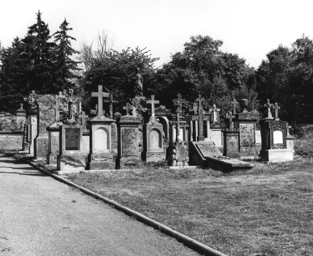 Le cimetière. Vue de la partie ancienne (tombes chrétiennes groupées).